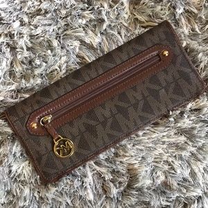 Michael Khors Wallet-Clutch-Wristlet